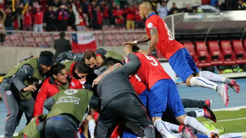 La celebración de los jugadores de la Selección chilena tras el tanto de Mauricio Isla.