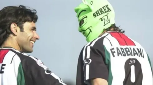 Fabbiani con la camiseta de Palestino celebrando un gol en su estilo