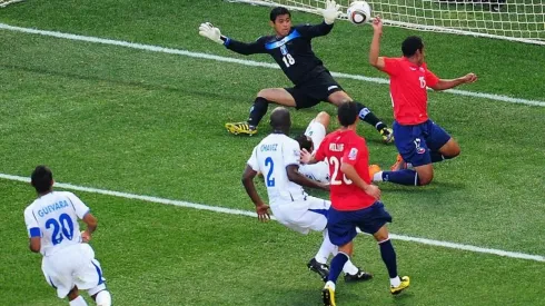 Jean Beasejour le pegó con cualquier parte y marcó el único tanto de Chile