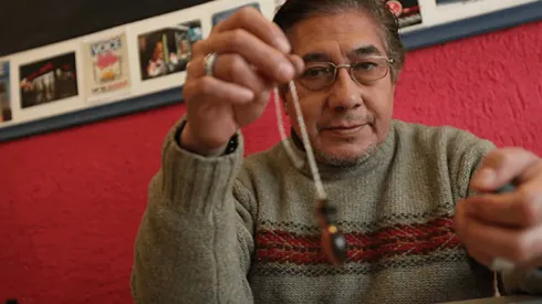 Albán durante las grabaciones de Psíquicos con su péndulo.