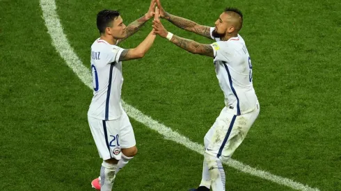 Charles Aránguiz y Arturo Vidal festejan en la Copa Confederaciones
