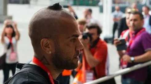 Dani Alves al más puro estilo de Ronaldo