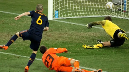 Andrés Iniesta le marca a Holanda en la final del Mundial 2010