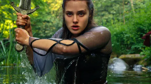 Katherine Langford como Nimue en "Cursed", la nueva serie de Netflix.