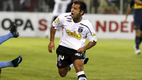 Gustavo Biscayzacú celebrando con la camiseta de Colo Colo