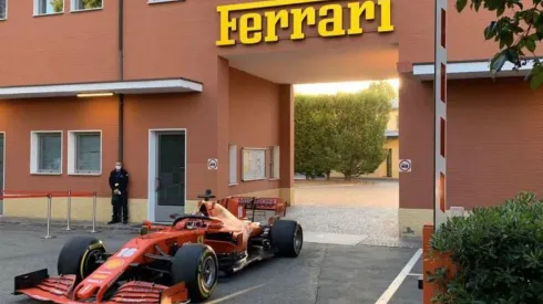 Los tifosi permitieron al monegasco Charles Leclers partir su hazaña desde la Officina Classiche, por la misma puerta que Enzo Ferrari utilizó el 12 de marzo de 1947