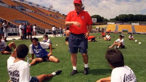 Nelson Acosta dirige la práctica de la Selección Chilena en 1998