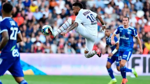 Neymar comenzó a realizar una pretemporada junto a su entrenador Ricardo Rosa antes de retornar a Francia, donde se integrará a los trabajos del PSG con miras a la UCL.