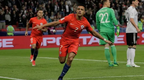 Alexis festeja su gol histórico.