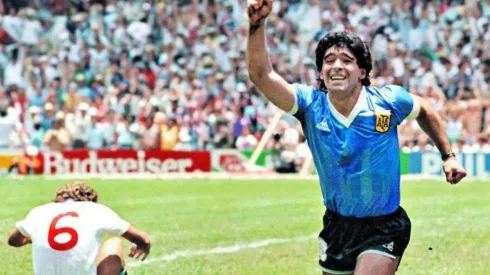 Maradona le dio un baile a los ingleses