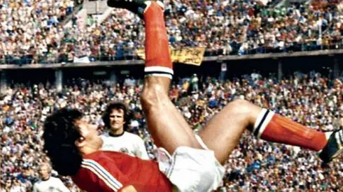 Elías Figueroa mete una chilena en el Mundial 1974