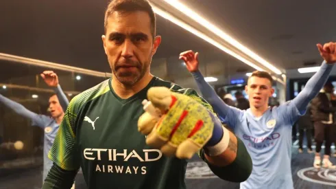 El chileno Claudio Bravo aparece en el horizonte del Arsenal para la próxima temporada