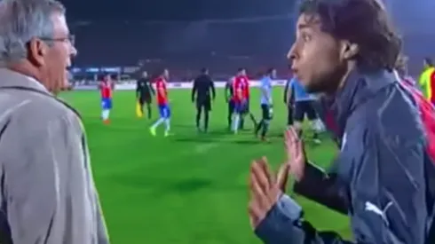 Valdivia hablando con Tabárez en el momento más caliente en el partido de Chile y Uruguay.
