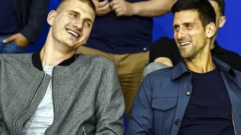 Nikola Jokic pasó tiempo junto al tenista Novak Djokovic en Serbia, cuando ambos asistieron a un partido del Mega Basket,
