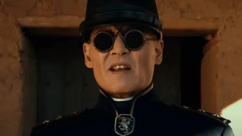 Johnny Depp en una escena de "Waiting for the Barbarians", de Ciro Guerra.