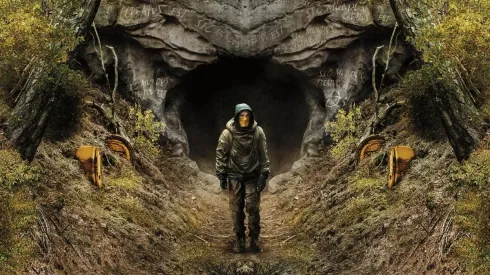 La emblemática cueva de "Dark" también forma parte del recorrido que hizo el youtuber.