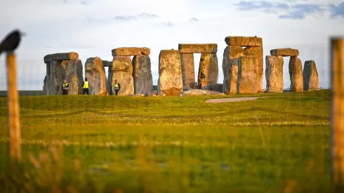 Descubren enigmáticos pozos subterráneos alrededor de Stonehenge