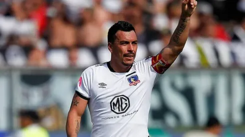 Esteban Paredes alza su brazo por la conquista de su gol 216