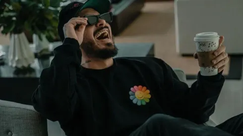 J Balvin no tuvo problemas en reírse descaradamente ante la mención de Shakira, en medio de la conversación con el sitio estadounidense.