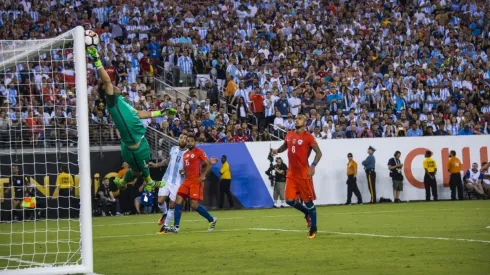 La gran tapada de Claudio Bravo a Kun Aguero