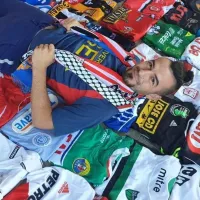 Carlos Salom saca a relucir su colección de camisetas y se acuesta en ellas