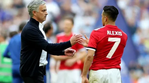 Alexis se saluda con José Mourinho