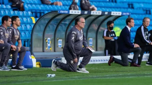 Marcelo Bielsa también protestó contra el racismo en duelo del Leeds