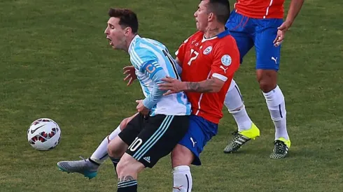 La patada de Gary Medel que deja sin aire a Lionel Messi