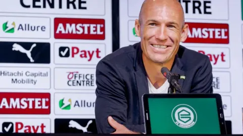 Robben firmó por una temporada en Groningen.
