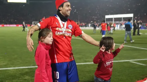 Jorge Valdivia con la medalla de campeón de la Copa América 2015 junto a su hija, Agustina, y su hijo, Jorgito.
