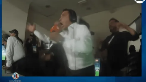 Claudio Palma desde la cabina de Canal 13 relatando la final de la Copa América en 2015.