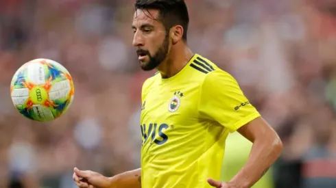 El lateral chileno debe decidir: jugar en España, Grecia o Argentina.