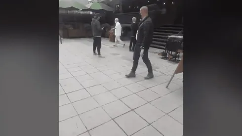 El Presidente Sebastián Piñera saliendo de la tienda de vino en Vitacura.