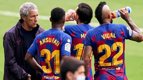 Arturo Vidal junto a sus compañeros recibe las instrucciones de Quique Setién