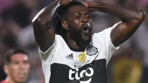 Adebayor se va de Olimpia