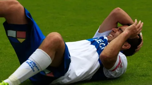 Fernando Meneses acusa un fuerte dolor luego de recibir un proyectil en el clásico de 2013