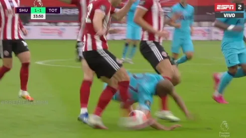 Lucas Moura iba cayendo y apenas tocó la pelota