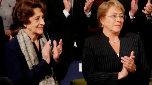 Michelle Bachelet junto a su madre, Ángela Jeria.