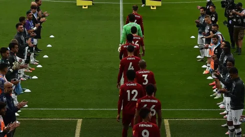 Pasillo: homenaje del Manchester City al Liverpool campeón.