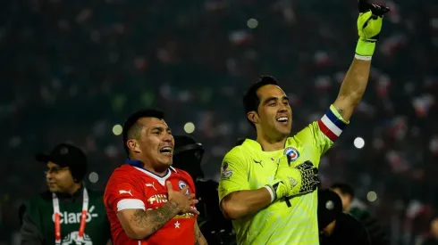 Gary Medel y Claudio Bravo celebrando el título de Chile
