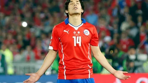 Matías Fernández orando antes de su penal perfecto ante Argentina