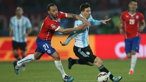 Marcelo Díaz jugando la final de la Copa América y marcando a Lionel Messi
