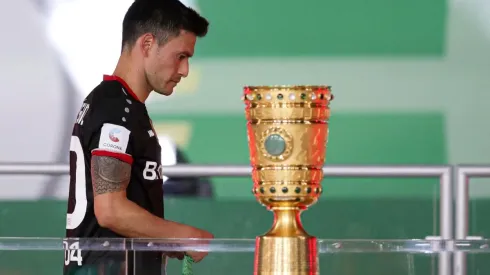 Charles Aránguiz no pudo quedarse con la Pokal alemana.