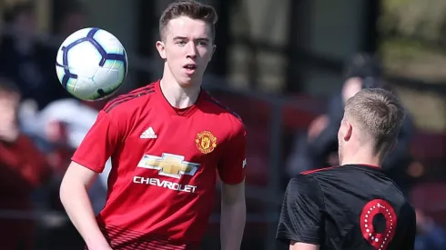 Harvey, sobrino de Gary Neville e hijo de Phil Neville, firmó contrato con Manchester United a sus 18 años.