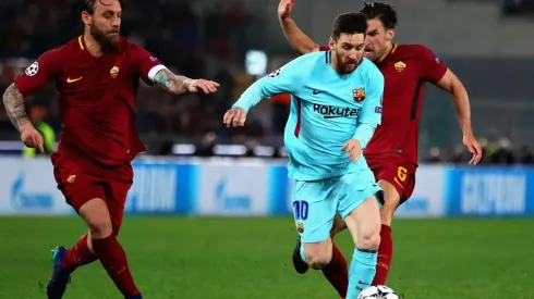 Daniele de Rossi enfrentando a Lionel Messi