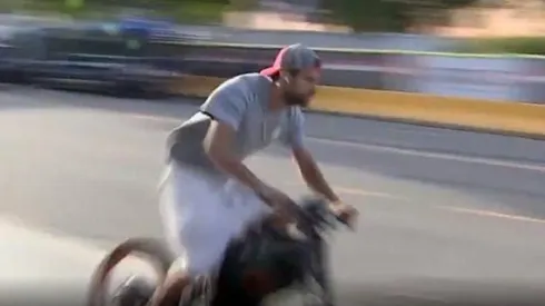 Piqué sobre dos ruedas a la entrada del Camp Nou del Barcelona.