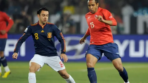 Xavi ante Jean Beausejour en el Mundial Sudáfrica 2010