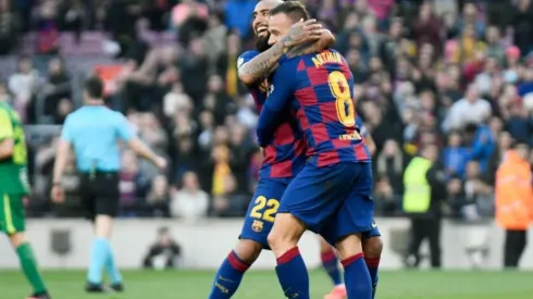 Arthur no viaja con el Barcelona y Vidal se perfila como titular