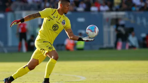 Brayan Cortés en el arco de Colo Colo