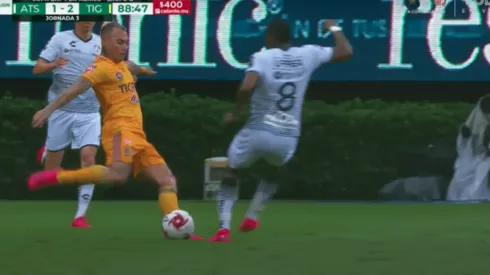 Durísimo choque entre el chileno y el ecuatoriano